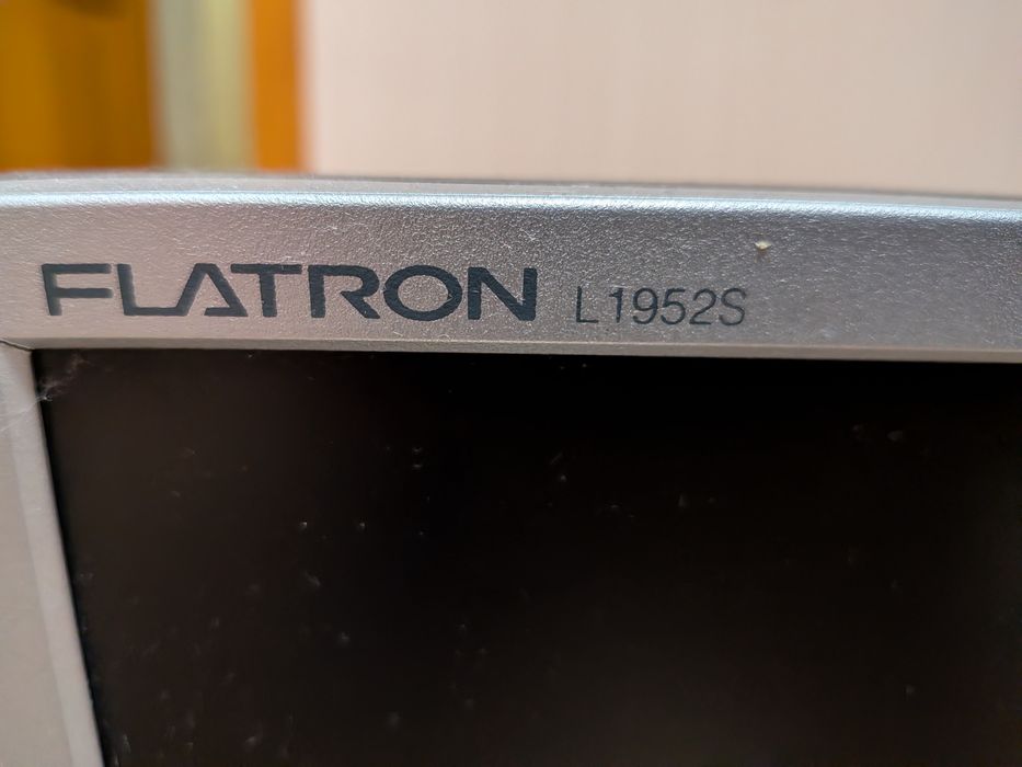 Монитор 19" LG Flatron L1952S