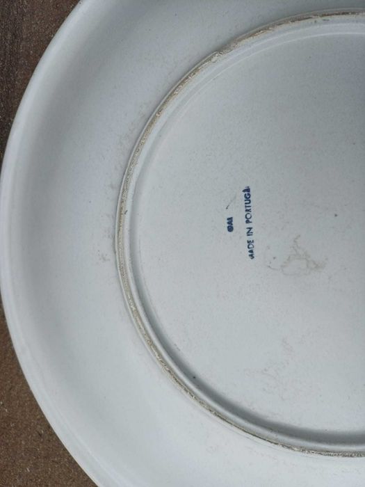 Terrina de centro de mesa, com prato, tampa e concha, em loiça branca