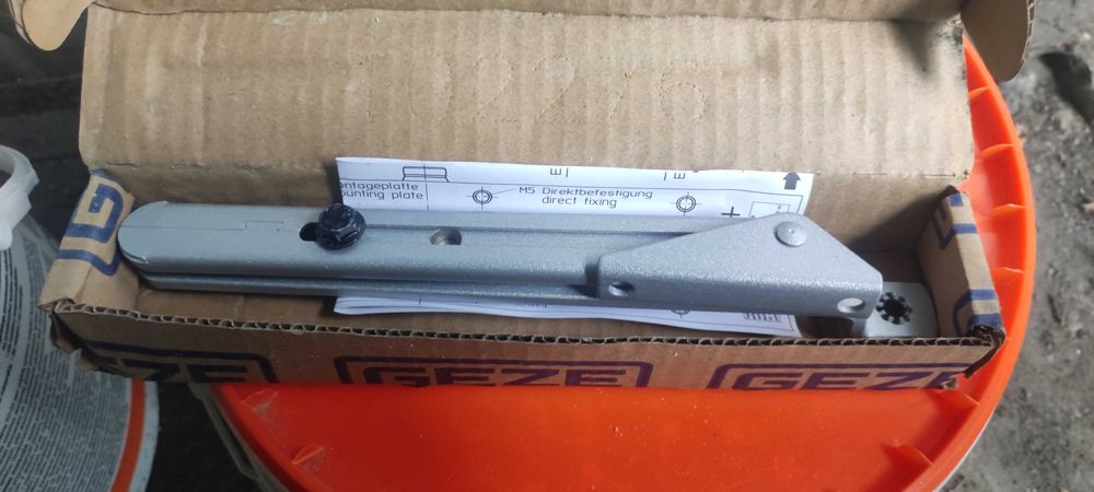 Samozamykacz GEZE TS1500 z ramieniem