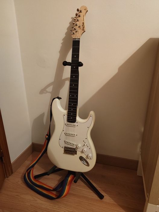 Guitarra Elétrica Harley Benton ST + Amplificador + Acessórios