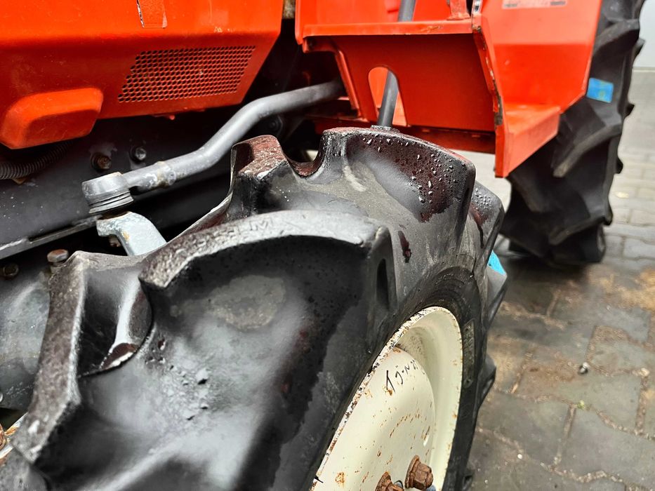 Японський мінітрактор Kubota B4