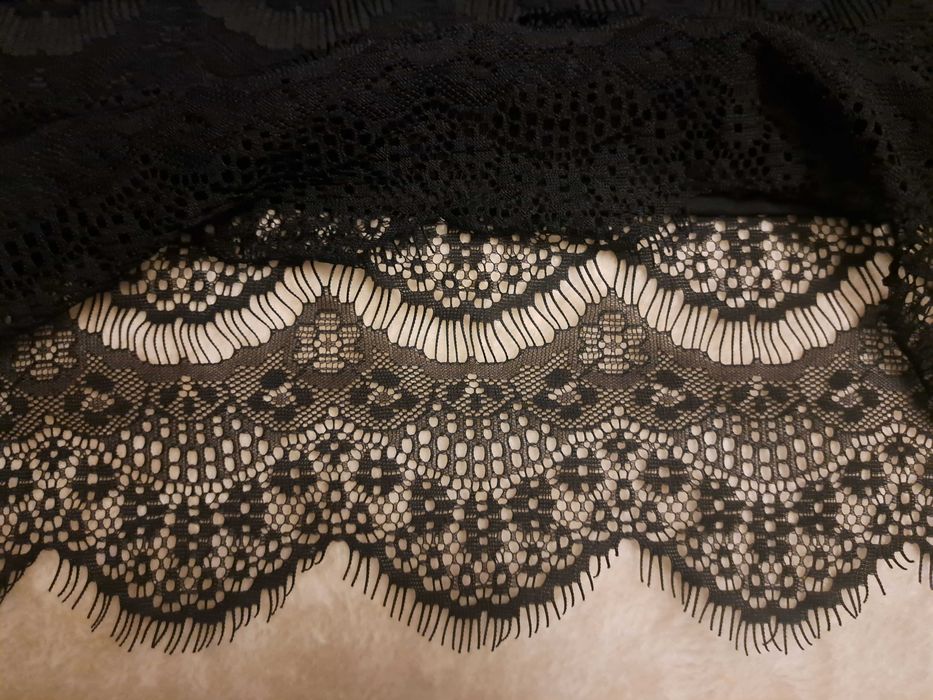 Sukienka w koronkowe fale