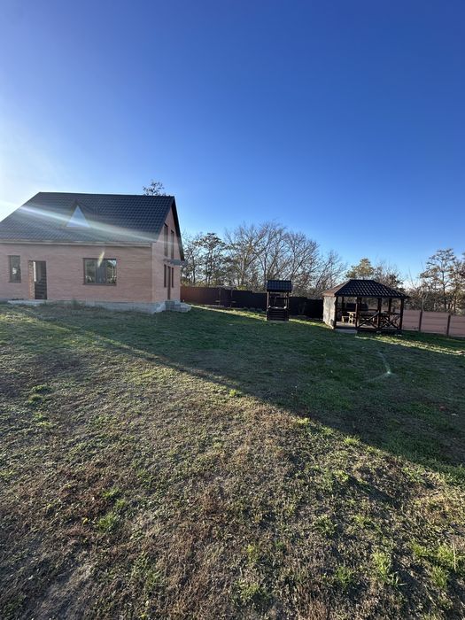 Продаж будинку з виходом до річки