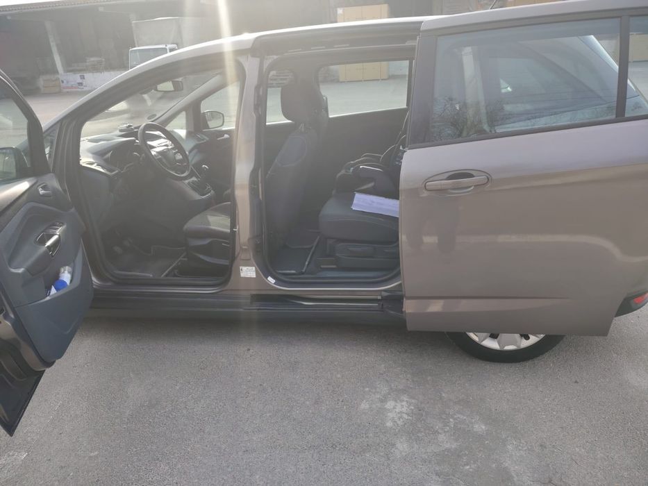 Машина Ford C-Max