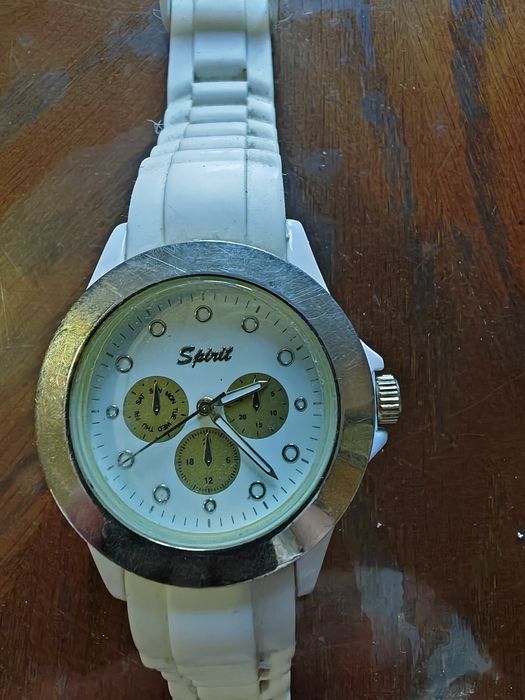 Часы наручные водонепроницаемые