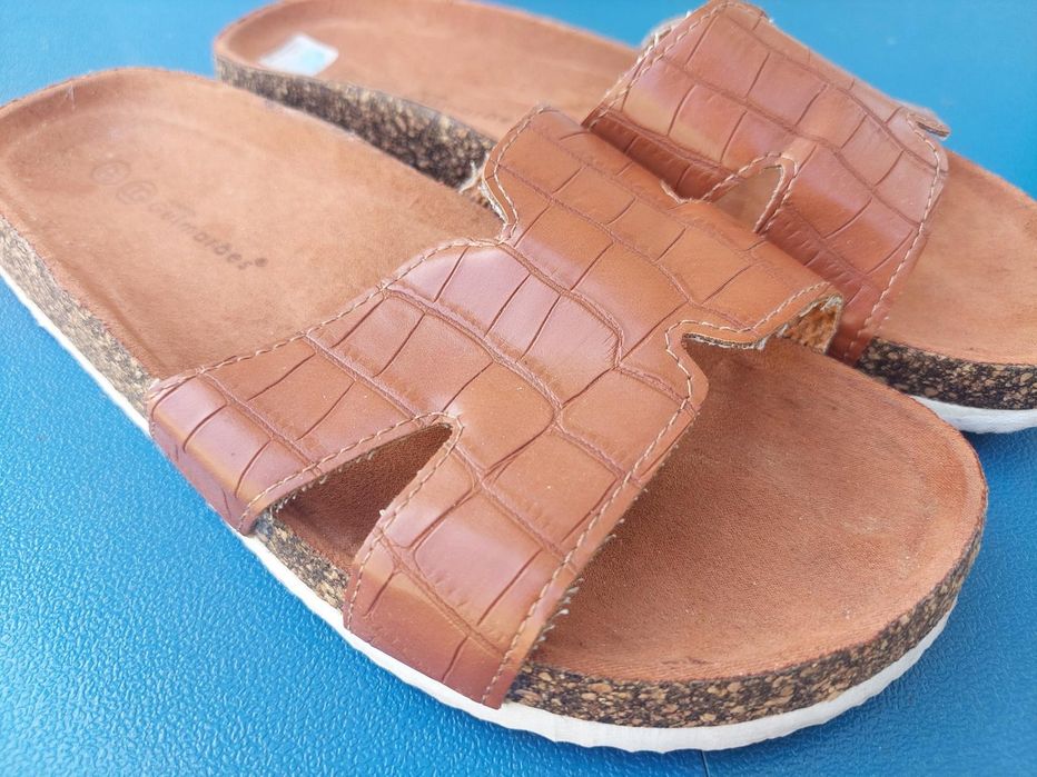 Chinelos de jovem n 37 semi novos. Apenas andou com eles uma vez.Saio confortáveis.