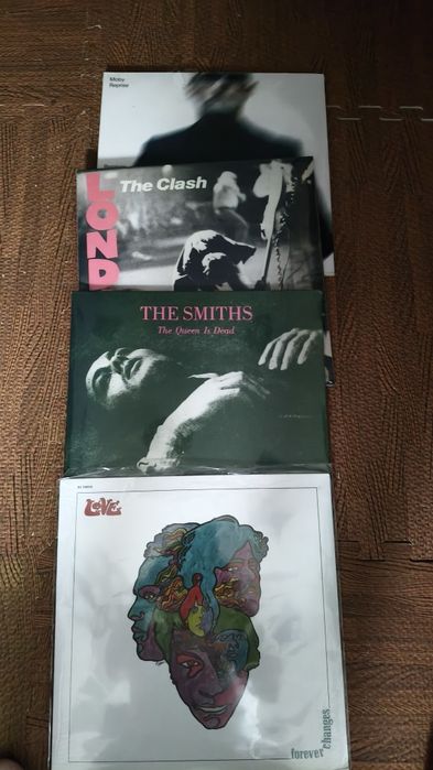 The Smiths
Queen is Dead 

Love 
 Forever Changes 

Moby 
Remixes 2lps 

Vários 
Tribute to Velvet underground 2lps 
Selados
60€