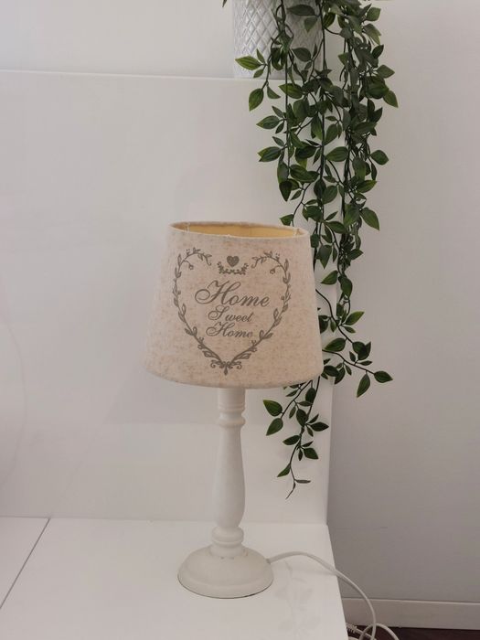 Candeeiro mesinha de cabeceira.