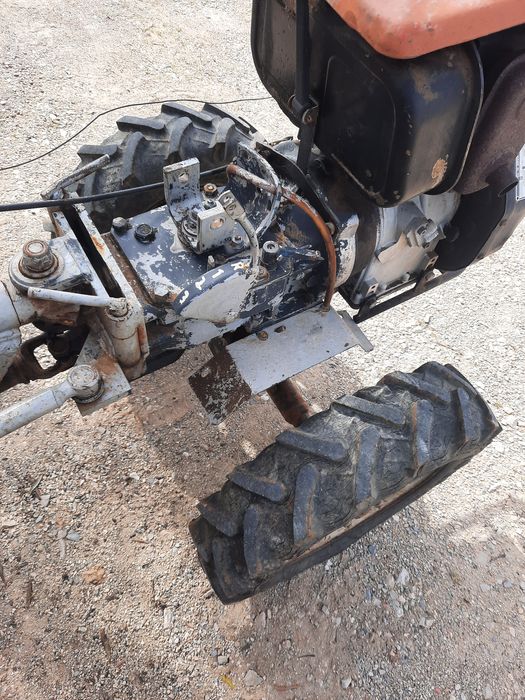 Motoenxada com motor Lombardini de 14 cavalos.