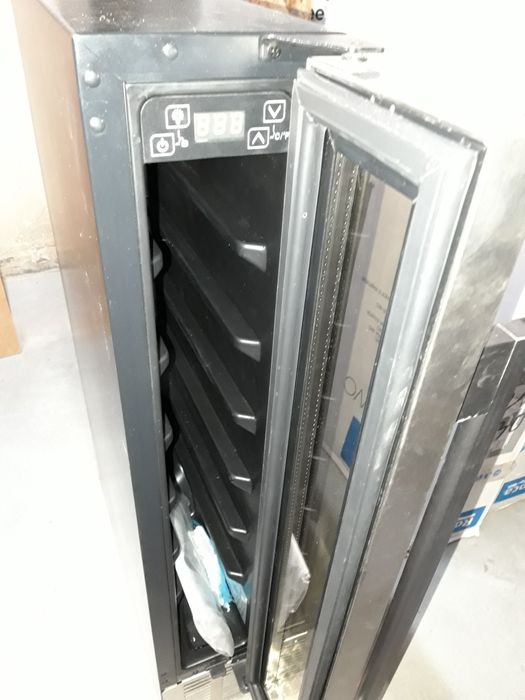 Mała lodówka do wina 15 cm szerokości pod blat winiarka chlodziarka