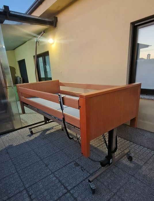 Cama articulada elétrica e elevatória hospitalar