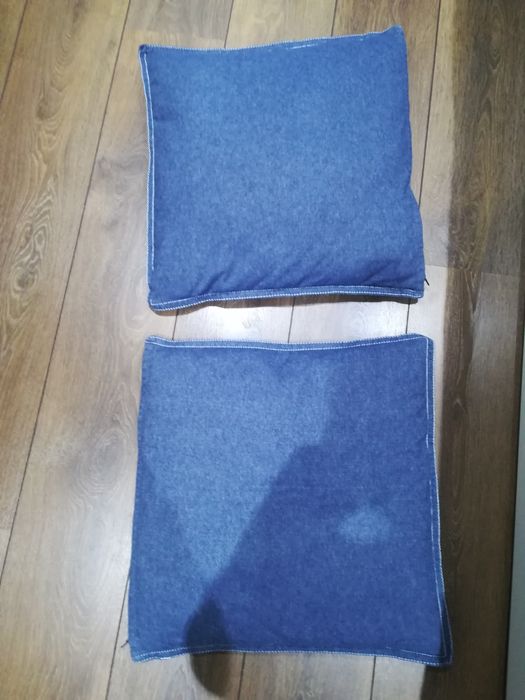 Candeeiro e almofadas