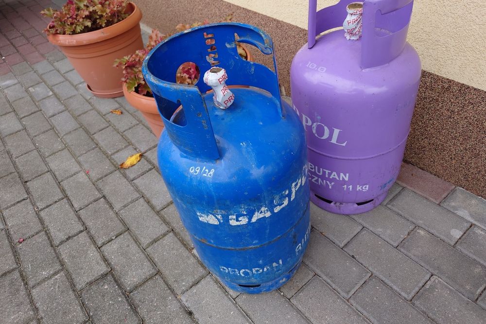 Pełna duża butla gazowa z propanem