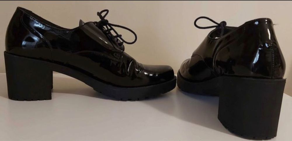 Vendo mocassins verniz