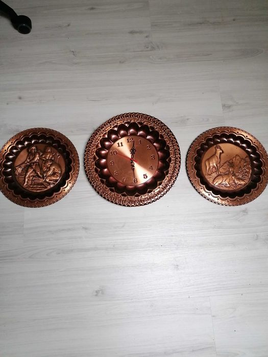 Pratos decorativos em cobre, sendo que um é relógio de parede.427751090401454085
