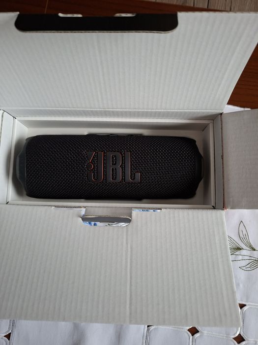 Głośniki JBL Flip 7 w kolorze czarnym z czerwonym logo.
