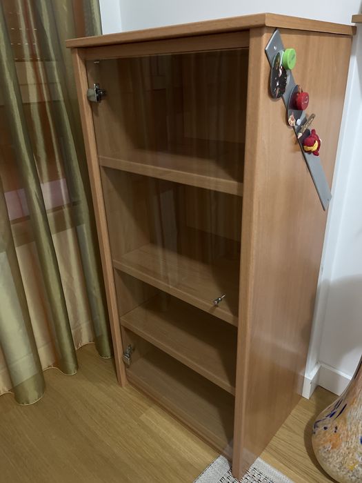 Estante  de madeira carvalho e com porta de vidro.