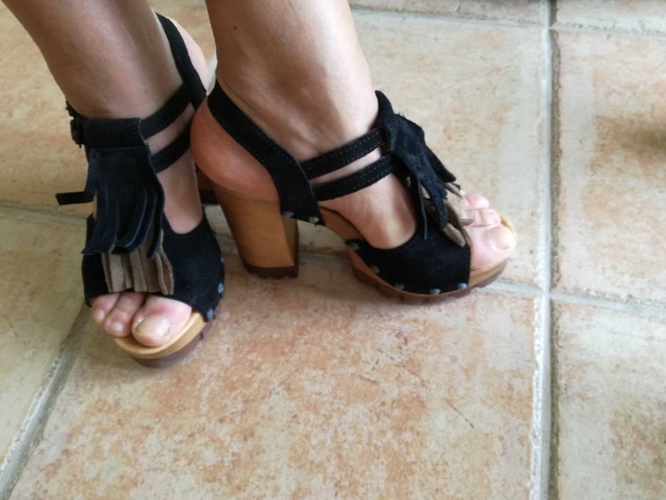 Sandálias pretas de tacão in extenso