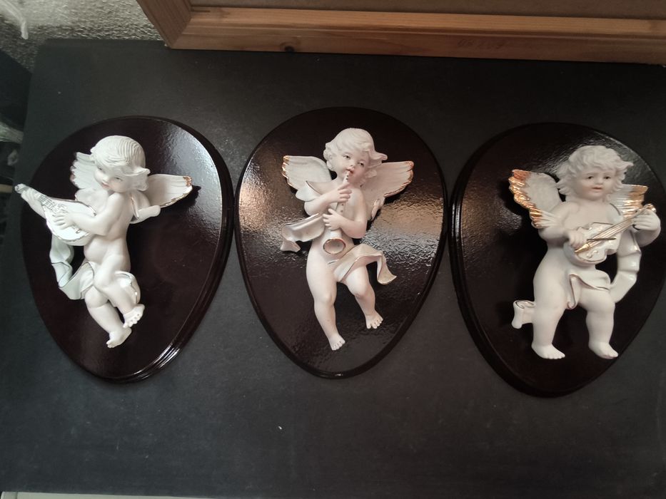 Conjunto de 3 quadros de anjos em madeira e porcel