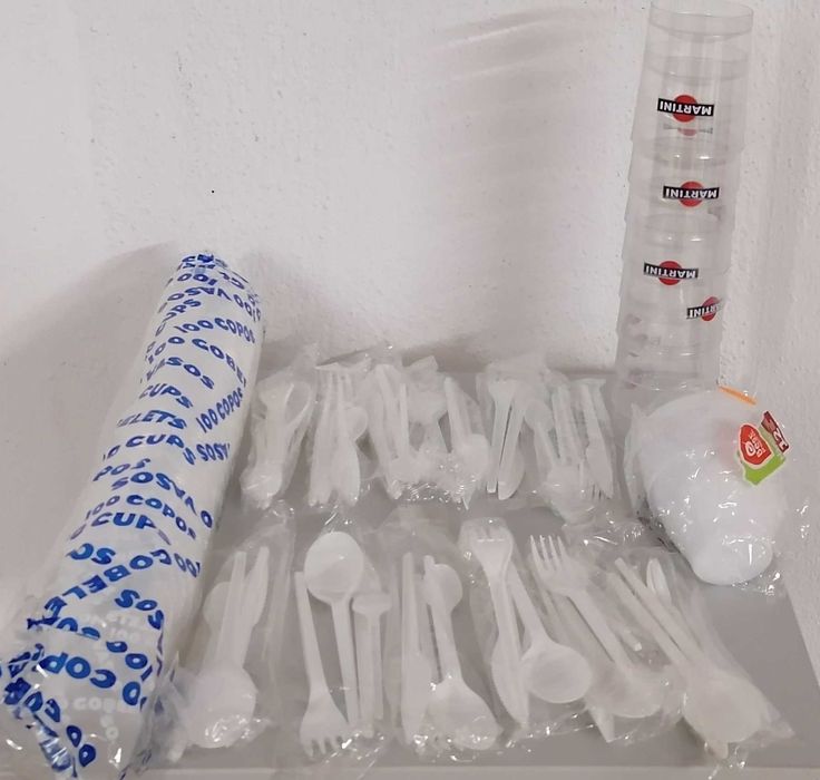 Copos e talheres, plástico descartar, lote 3, todo por 5€