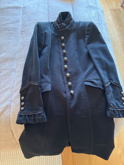 Casaco comprido com botões