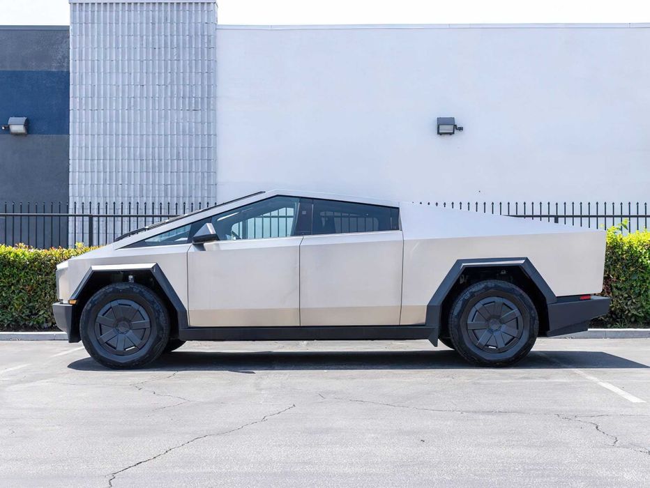 Tesla Cybertruck      2024