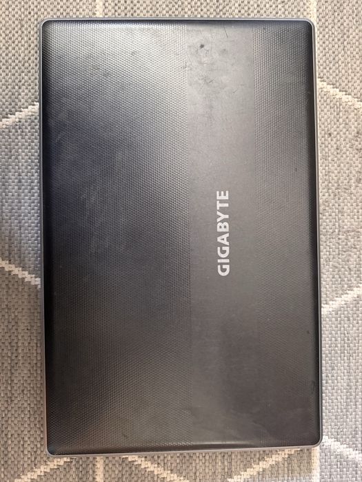 Ноутбук gigabyte i1520m