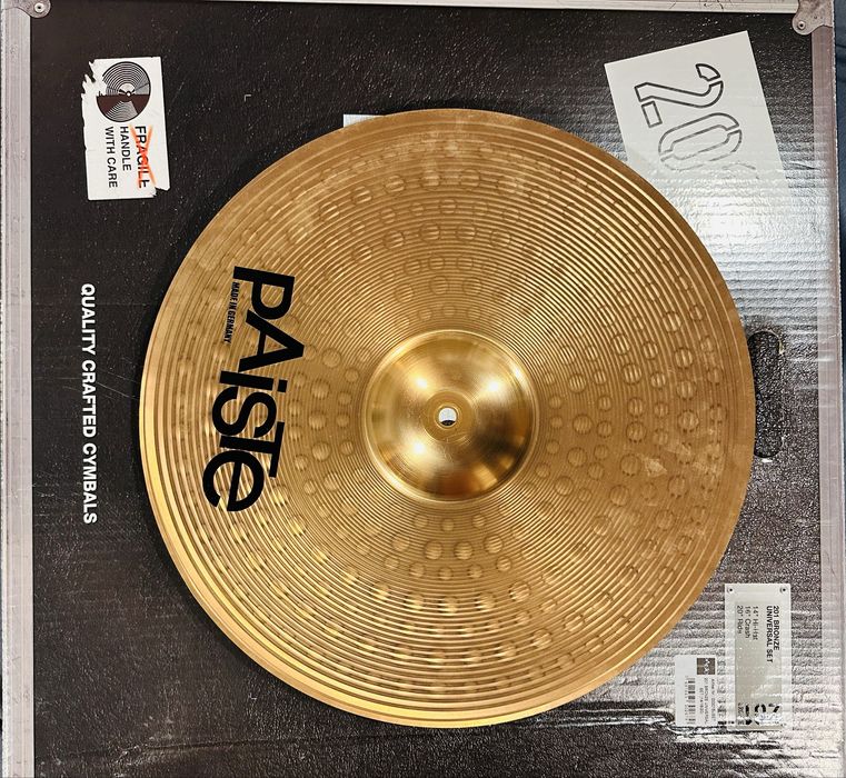 Pratos Paiste 201. Set Ride 20, crash 16, hi hat 14.