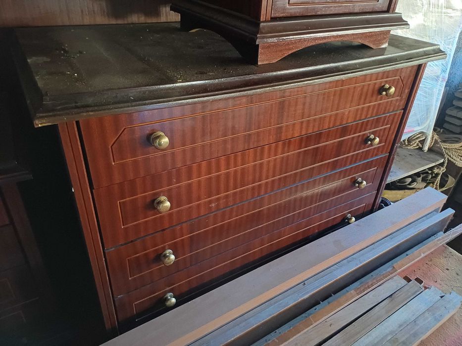 Cómoda e mesas cabeceiras