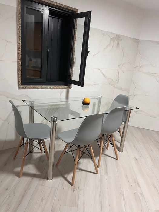 Mesa De Vidro e Cadeiras