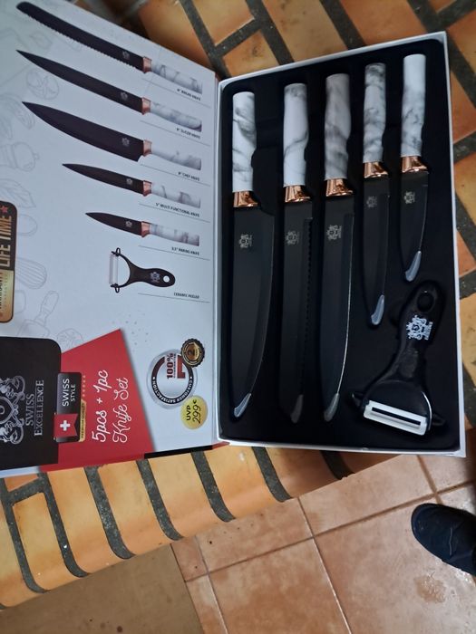 Conjunto de facas novas.