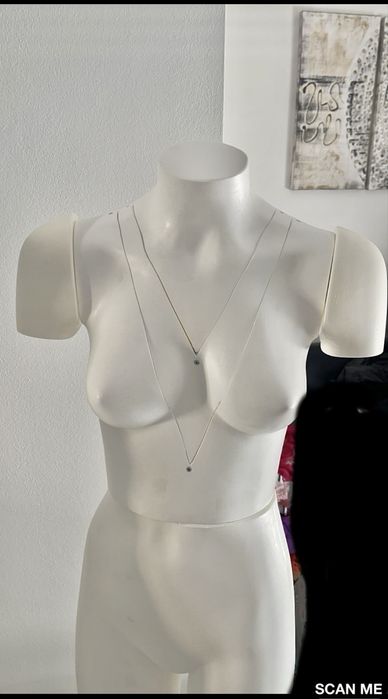 2 manequins invisíveis, feminino e masculino.