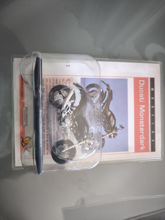 Miniatura Ducati Monsterdark - Maisto (Escala 1:18)