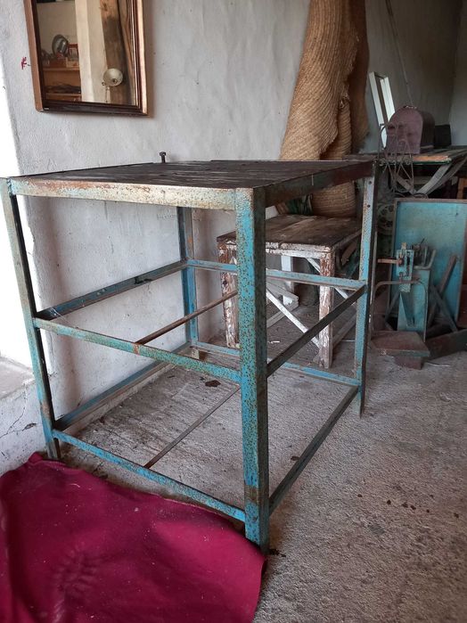Mesa de bancada em madeira industrial, estrutura ferro, perfeito para hkme decor, cozinha e jardim, antiga, bom estado