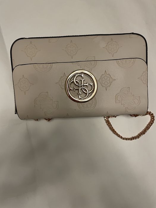 Жіноча сумка GUESS  HWSR7186210 бежевого кольору  ціна зізнижкою 650гр