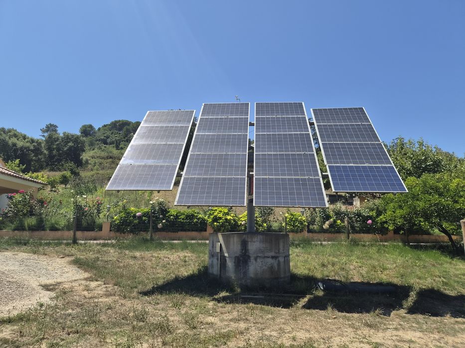 Painel solar com estrutura a vender electricidade à companhia