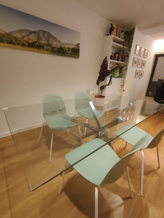 Mesa de jantar em vidro temperado + 4 cadeiras | Até 8 lugares | 275€