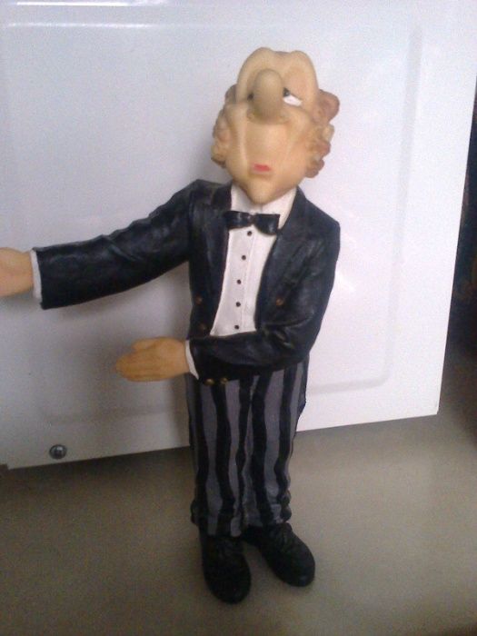 Vendo boneco mordomo em marfinite muito bonito novo