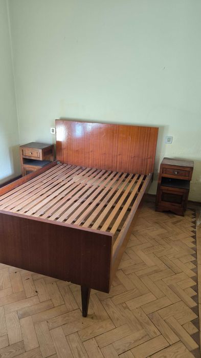 Cama de casal em madeira com estrado