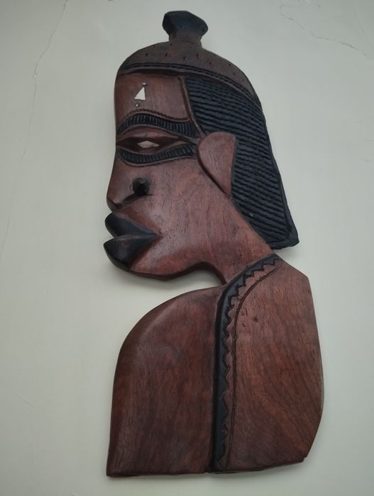 Estatueta em madeira