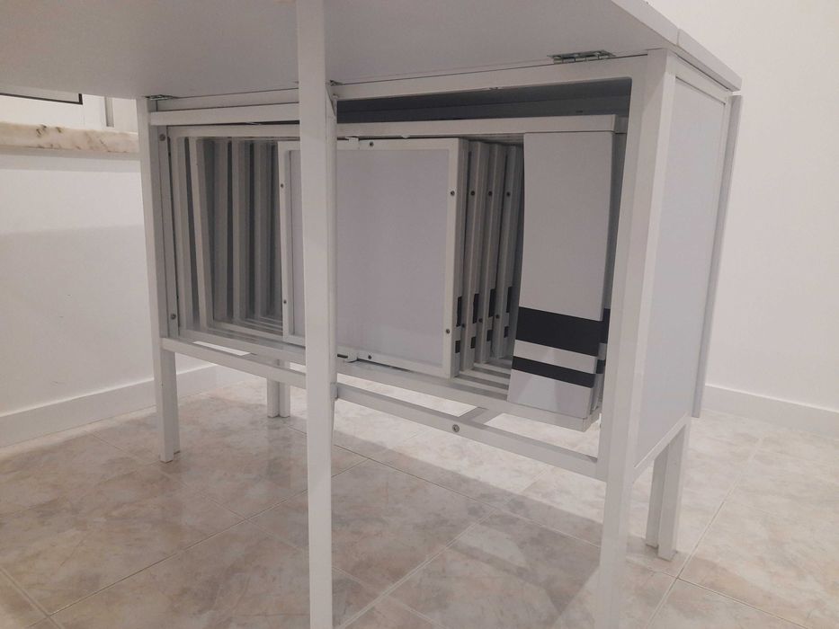 Mesa extensível com cadeiras dobráveis