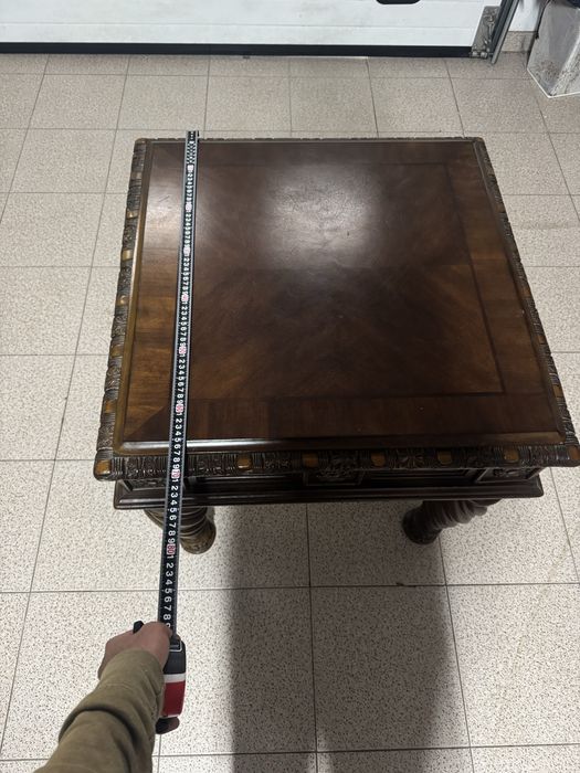 Mesa rustica de madeira em bom estado com uma gaveta