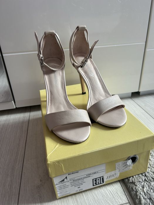 продам бежеві босоніжки на шпильці