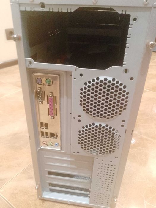 корпус компьютера с материнкой