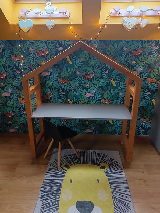 Biurko dziecięce  domek z krzesłem