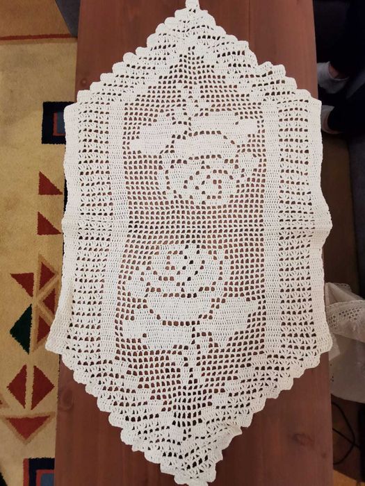 Duży bieżnik szydełkowy 82x45 cm – Motyw Róż | Rękodzieło Filet