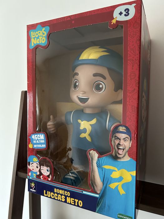 Boneco de 45 centímetros de altura do Luccas Neto