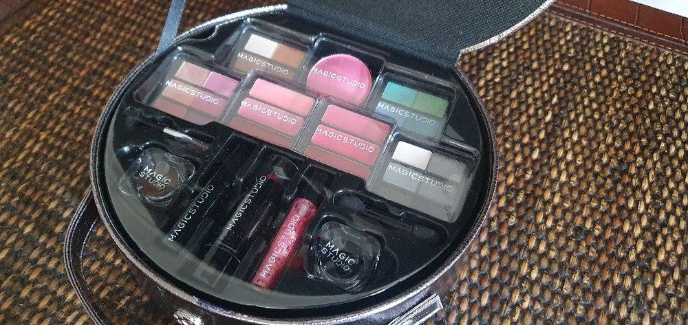 Kit de maquilhagem em mala. NOVO