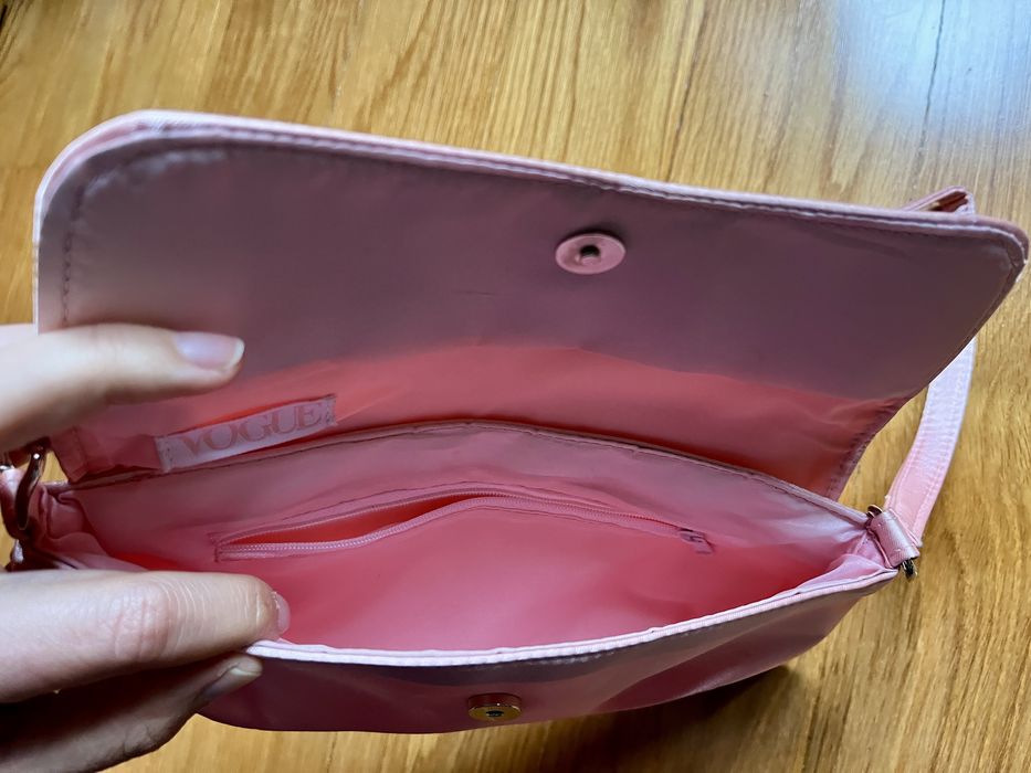 Pequena mala de ombro em cetim rosa