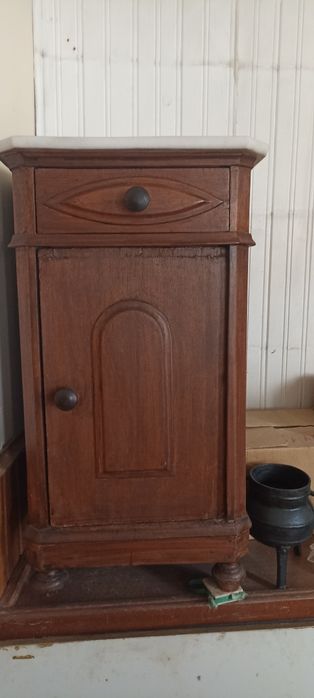 Vendo mesa de cabeceira antiga com pedra mármore